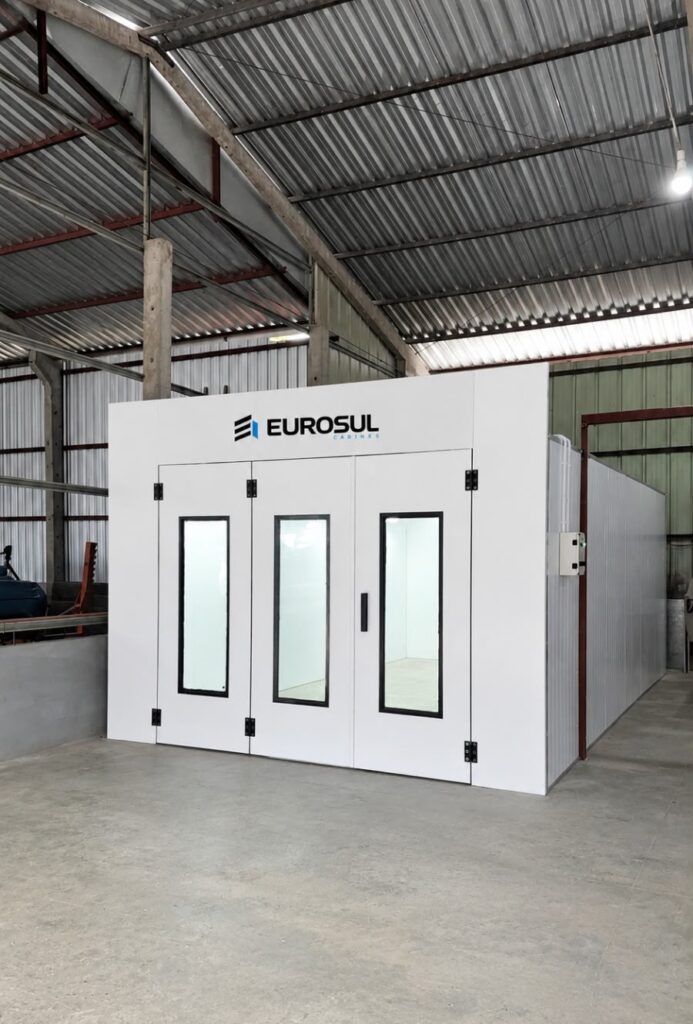 A Cabine de Pintura Euro II é a solução perfeita para negócios que buscam conquistar resultados mais profissionais com excelente custo-benefício. Um modelo robusto, prático e eficiente para empresas que desejam elevar a qualidade do processo de pintura e melhorar o ambiente de trabalho. Desenvolvida para unir desempenho, resistência e acessibilidade, a Euro II oferece os recursos essenciais para tornar o processo de pintura mais organizado, produtivo e seguro. Seu funcionamento contribui para um ambiente mais controlado, reduz a dispersão de contaminantes e favorece a obtenção de pinturas mais limpas e uniformes.